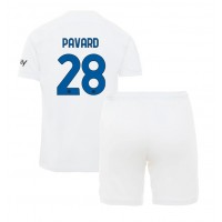 Otroški Nogometni dresi Inter Milan Benjamin Pavard #28 Gostujoči 2023-24 Kratek Rokav (+ Kratke hlače)